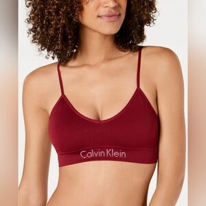 Calvin Klein Horizon Seamless Padded Bralette in Cranberry Size M